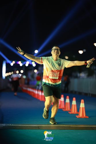 Race photo from PIK NITE RUN 2025