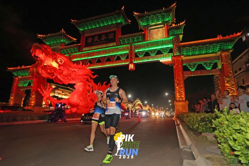 Race photo from PIK NITE RUN 2025
