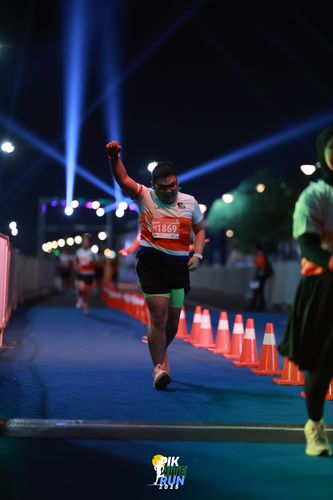 Race photo from PIK NITE RUN 2025