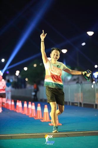 Race photo from PIK NITE RUN 2025