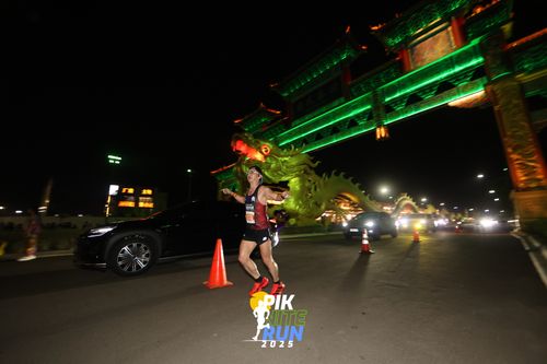 Race photo from PIK NITE RUN 2025