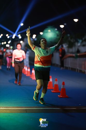 Race photo from PIK NITE RUN 2025