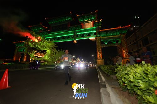 Race photo from PIK NITE RUN 2025