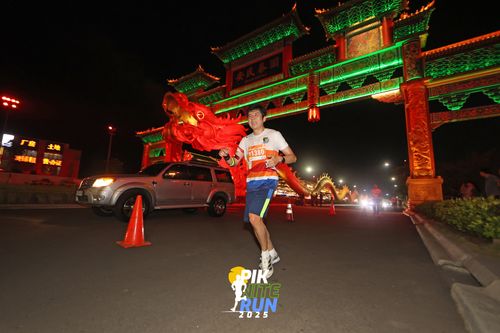 Race photo from PIK NITE RUN 2025