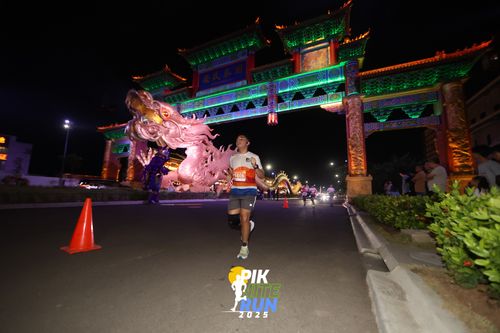 Race photo from PIK NITE RUN 2025