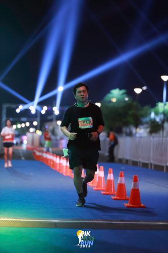 Race photo from PIK NITE RUN 2025