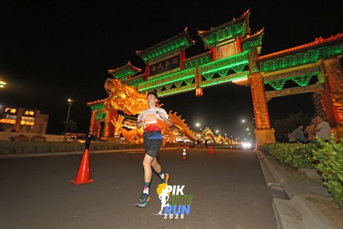 Race photo from PIK NITE RUN 2025