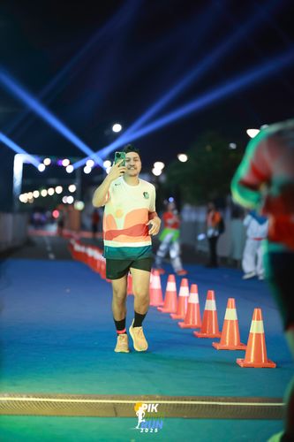 Race photo from PIK NITE RUN 2025