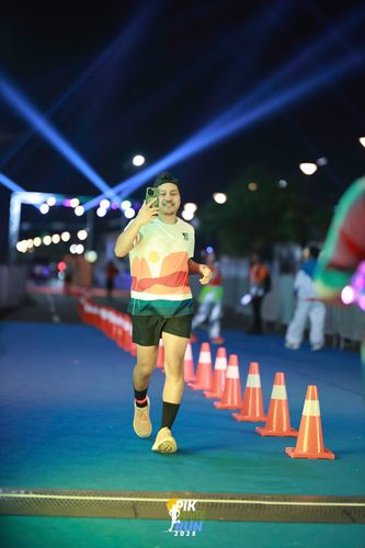 Race photo from PIK NITE RUN 2025