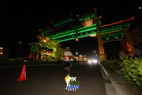 Race photo from PIK NITE RUN 2025