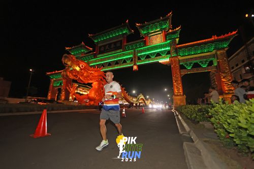 Race photo from PIK NITE RUN 2025