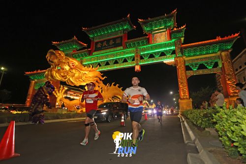 Race photo from PIK NITE RUN 2025