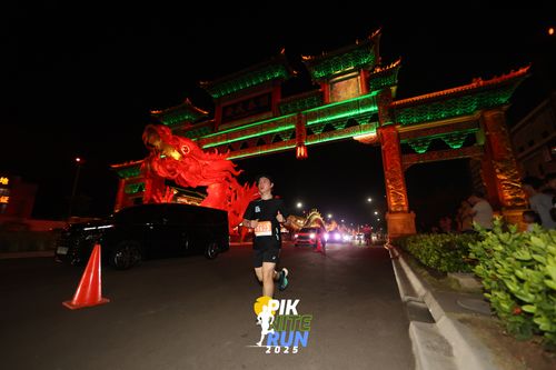 Race photo from PIK NITE RUN 2025