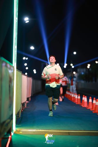Race photo from PIK NITE RUN 2025