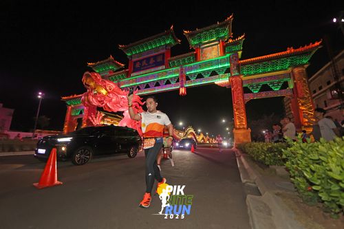 Race photo from PIK NITE RUN 2025