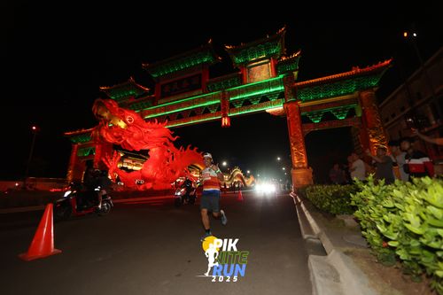 Race photo from PIK NITE RUN 2025