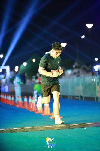 Race photo from PIK NITE RUN 2025