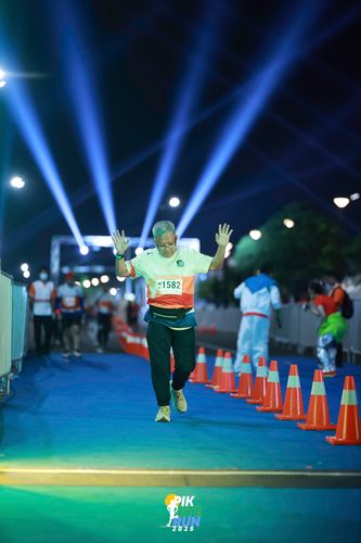 Race photo from PIK NITE RUN 2025