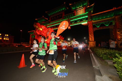 Race photo from PIK NITE RUN 2025