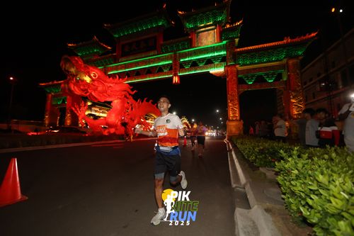 Race photo from PIK NITE RUN 2025