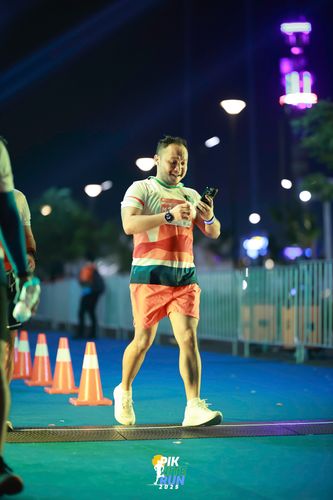Race photo from PIK NITE RUN 2025
