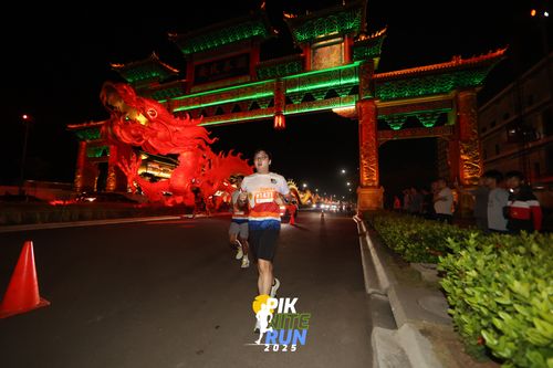 Race photo from PIK NITE RUN 2025