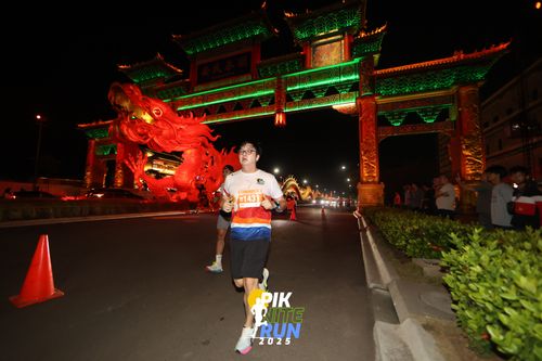 Race photo from PIK NITE RUN 2025
