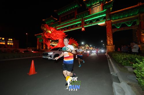 Race photo from PIK NITE RUN 2025