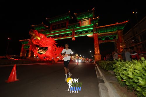 Race photo from PIK NITE RUN 2025