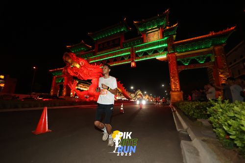 Race photo from PIK NITE RUN 2025