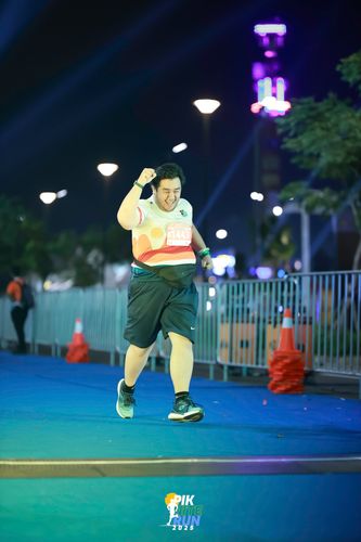 Race photo from PIK NITE RUN 2025