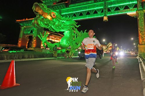 Race photo from PIK NITE RUN 2025
