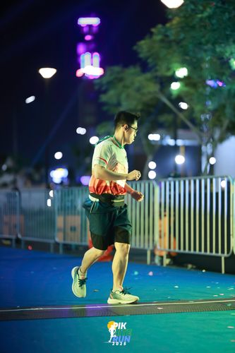Race photo from PIK NITE RUN 2025