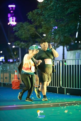 Race photo from PIK NITE RUN 2025
