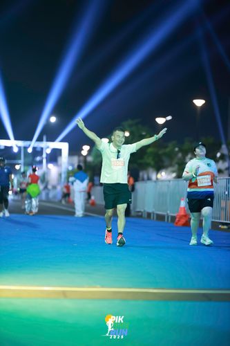 Race photo from PIK NITE RUN 2025