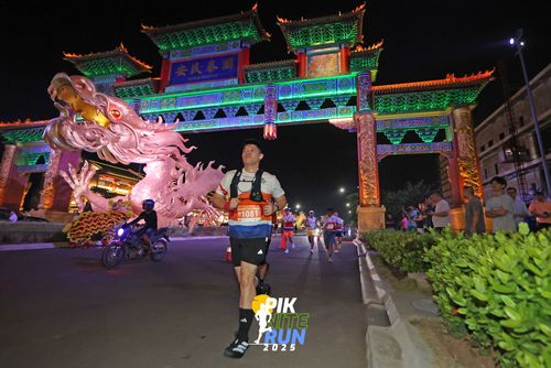 Race photo from PIK NITE RUN 2025