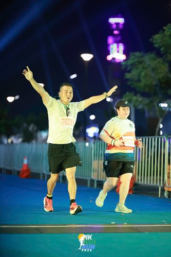 Race photo from PIK NITE RUN 2025