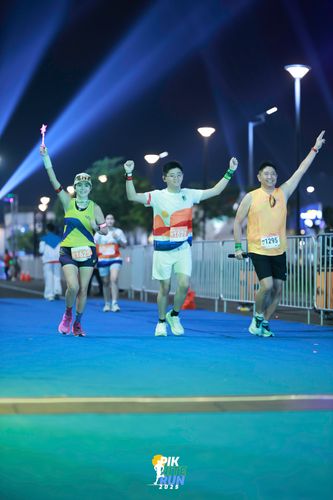 Race photo from PIK NITE RUN 2025