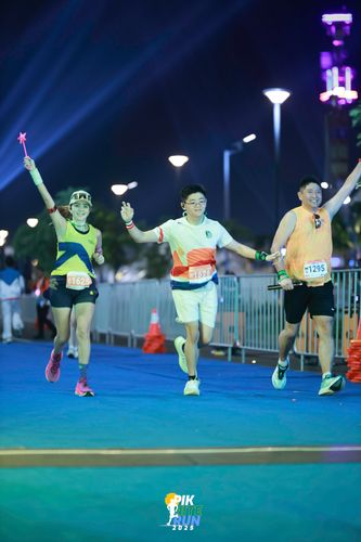 Race photo from PIK NITE RUN 2025