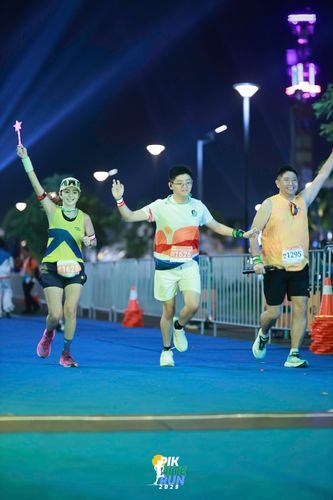Race photo from PIK NITE RUN 2025