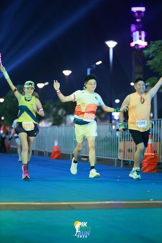 Race photo from PIK NITE RUN 2025