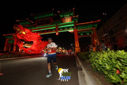 Race photo from PIK NITE RUN 2025