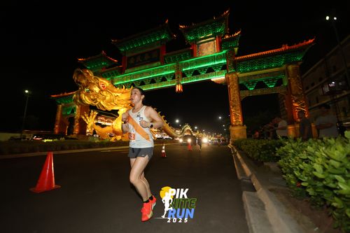 Race photo from PIK NITE RUN 2025