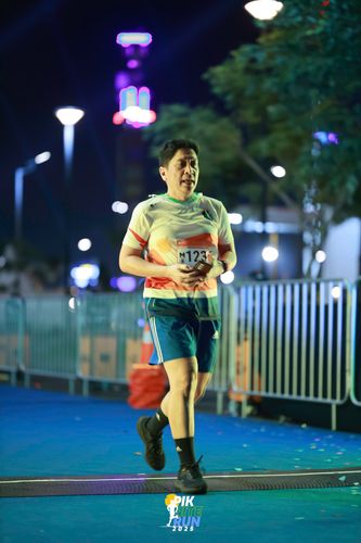 Race photo from PIK NITE RUN 2025