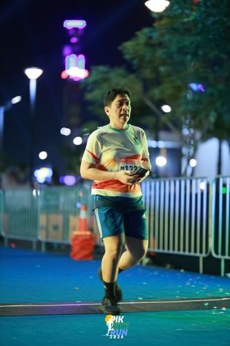 Race photo from PIK NITE RUN 2025