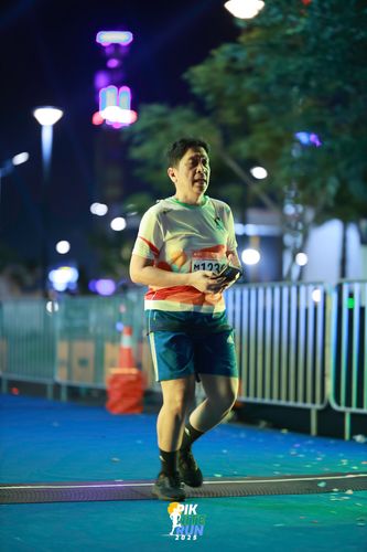 Race photo from PIK NITE RUN 2025