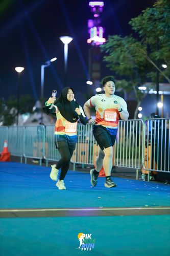 Race photo from PIK NITE RUN 2025