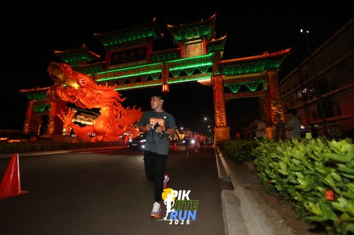 Race photo from PIK NITE RUN 2025