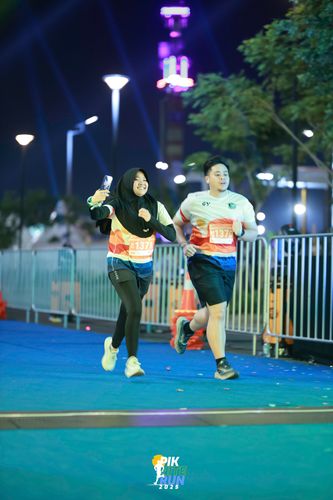 Race photo from PIK NITE RUN 2025