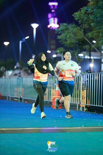 Race photo from PIK NITE RUN 2025
